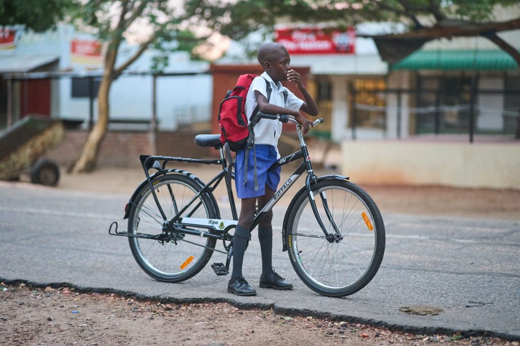 Zimbabwe: bicycles to avoid elephants on the way to school