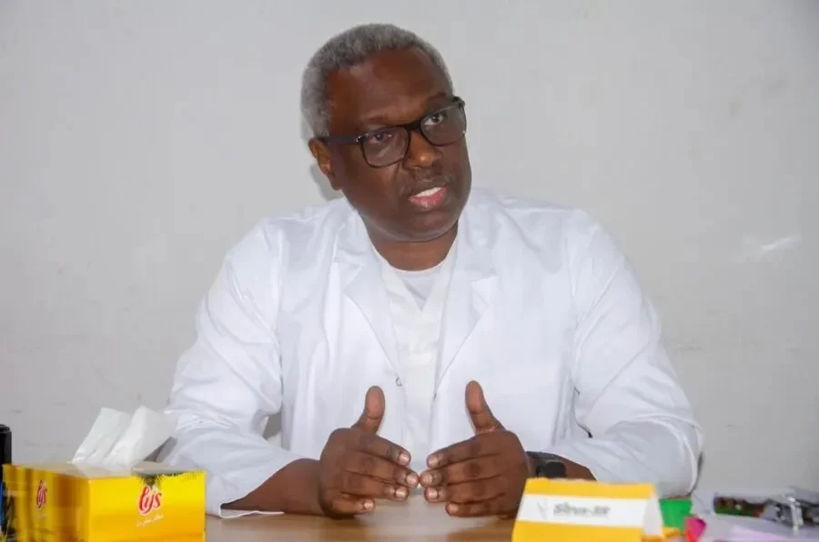 Professor Oumar Kane, head of the anesthesia-resuscitation department at Fann hospital: “Fatigue increases the risk of medical errors” Working in the emergency room at night is particularly trying. Between fatigue and reduced concentration, its effects on doctors are numerous. Professor Oumar Kane, head of the anesthesia-resuscitation department and emergency coordinator at Fann hospital, returned to the essentials of the work…