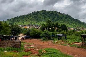 In Sansamba, the Falémé no longer feeds From Saraya to Sansamba, in the rain and on board a motorbike, we followed the traces of a once nourishing river. Today, the Falémé carries another story: that of gold, of disturbed lands and of water that has become unusable for the local populations. SARAYA…