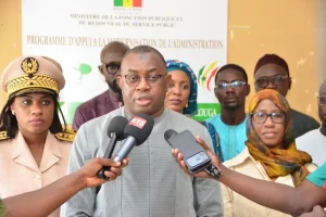 Louga: the Minister of the Civil Service listens to labor agents