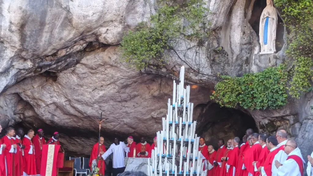 Pilgrimage to the holy places of Christianity: Pilgrims of justice and peace drink from the spring of Mother Mary