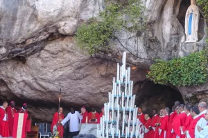 Pilgrimage to the holy places of Christianity: Pilgrims of justice and peace drink from the spring of Mother Mary