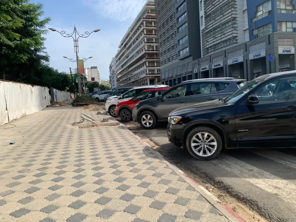 Parking in the city center: A ballet of cars organized by maestros