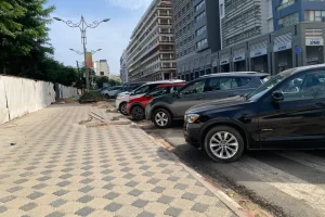 Parking in the city center: A ballet of cars organized by maestros