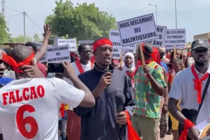 Goudiry: people march to demand speed bumps on the RN1