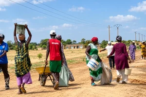 Niandane: women mobilized for the asphalting of a 22 km road