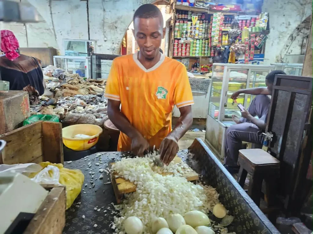 Onion cutters in Tilène: A tearful, but profitable activity